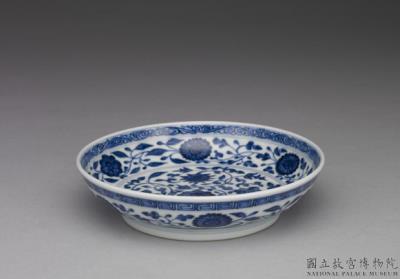 图片[2]-Dish with Indian lotus scrolls in underglaze blue, Qing dynasty, Qianlong reign (1736-1795)-China Archive